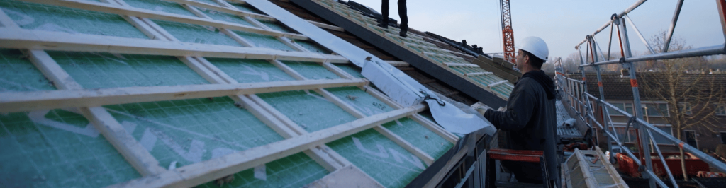 Hellend dak wordt gerenoveerd door Weijerseikhout